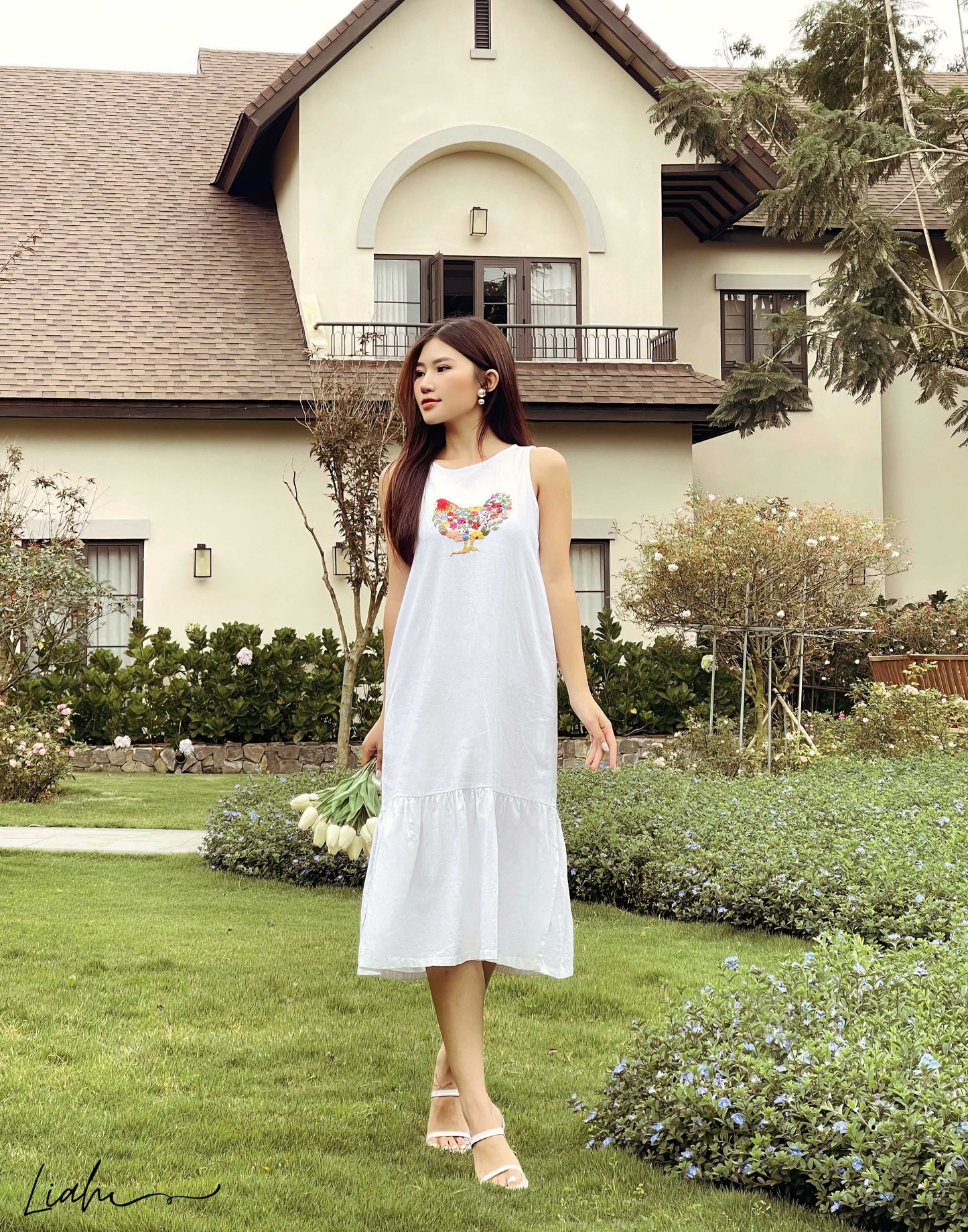 The hen embroidered linen dress