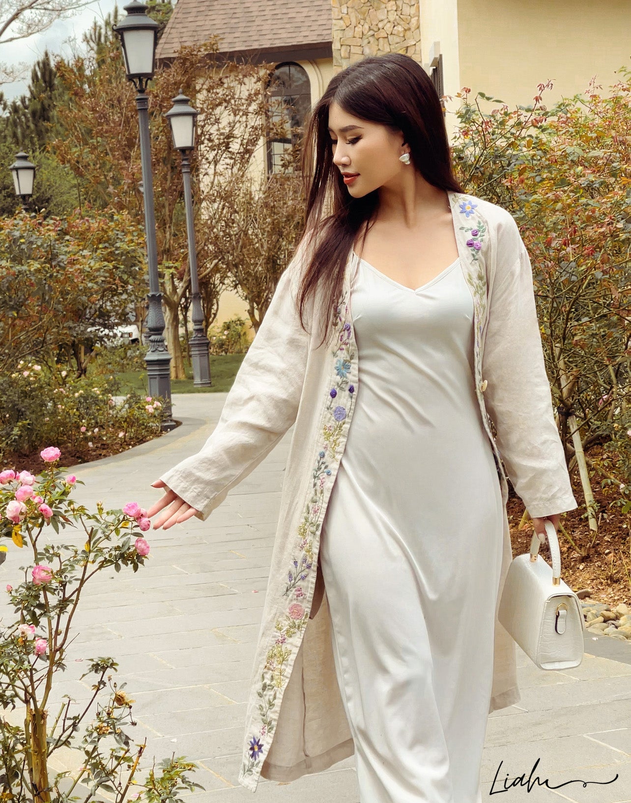 The floral and leaves embroidered linen coat